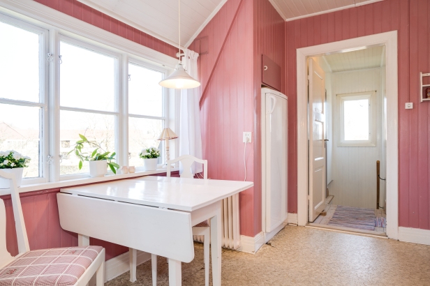 Ett kök i rosa och vitt för dig som gillar retro