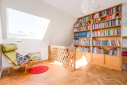 Platsbyggt och specialdesignat trappräcke och bokhylla