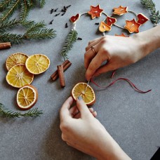 Apelsiner är tacksamma att pynta med! Bild lånad från ica.se